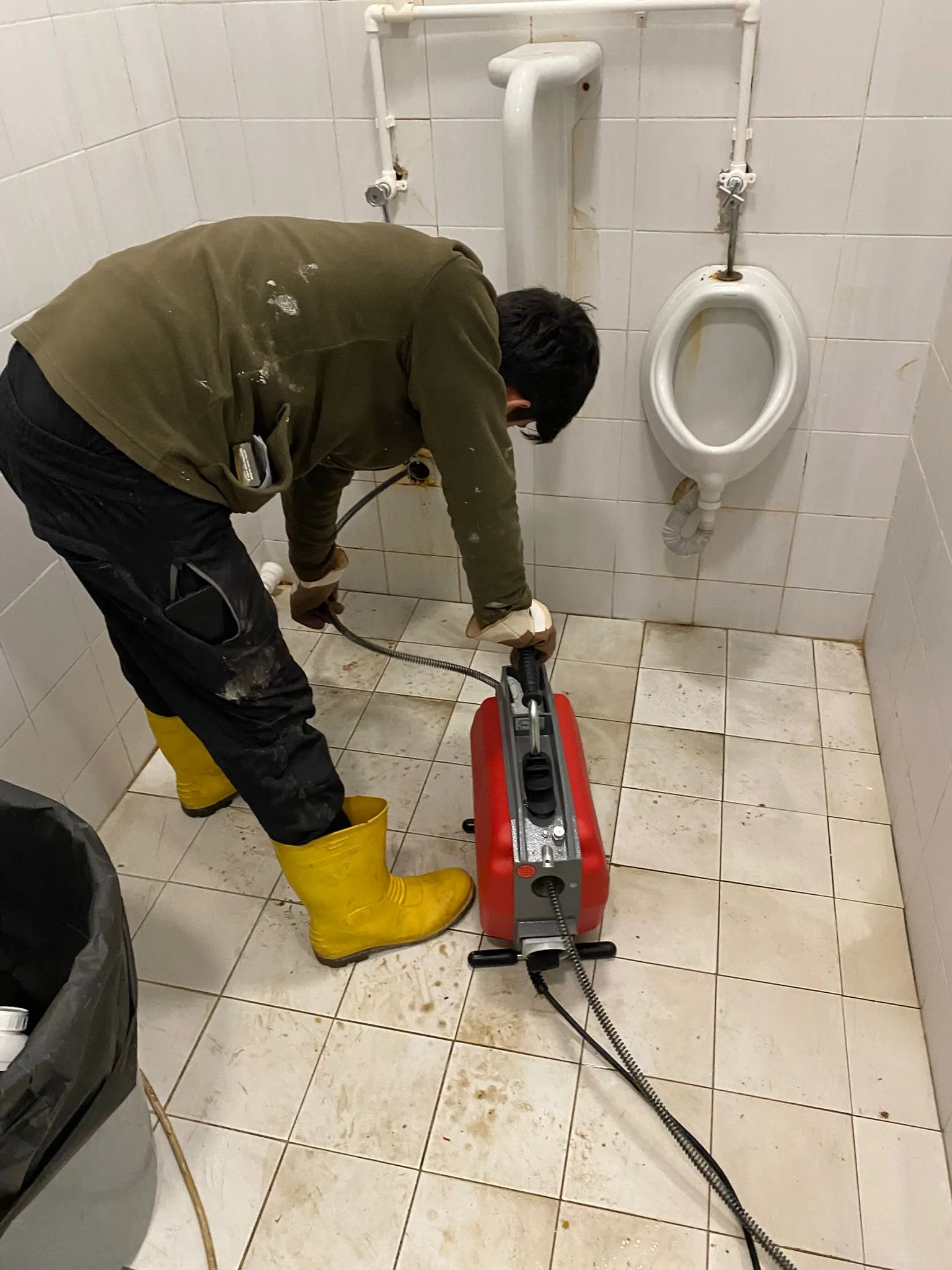 Tıkalı tuvalet giderinin kamera ve robot makine ile temizlenmesi.